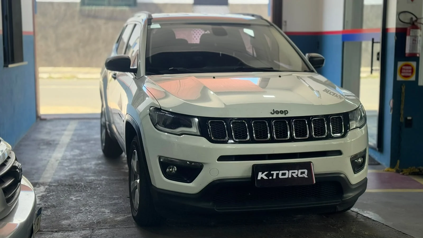 Jeep Compass atendido na K.TORQ, com indicações dos serviços